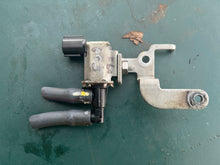 Load image into Gallery viewer, f 60 Yamaha 6C5-86120-00-00 SOLENOID VALVE intake 40-70 hp, 6BG-86112-10-00 STAY, SOLENOID (idle air valve)
