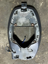 Charger l'image dans la galerie, f 115 hp Yamaha 68V-42710-00-8D BOTTOM COWLING ASSY 2001-2002 four stroke
