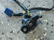 Charger l'image dans la galerie, BF 135 150 Honda TRIM ANGLE SENSOR 35660-ZY6-013 trim sender Four Stroke 2004-up - some compatibility with 115 hp
