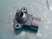 Cargar imagen en el visor de la galería, f 60 hp Yamaha 68F-83688-00-00 PRESSURE SENSOR intake OEM 50-90 hp
