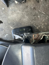 Cargar imagen en el visor de la galería, f 115 hp Yamaha 20” midsection 68V-45111-30-8D UPPER CASING, 68V-43111-01-8D CLAMP BRACKETS 68V-43112-01-8D 64E-43311-20-8D S
