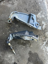 Cargar imagen en el visor de la galería, f 115 hp Yamaha 20” midsection 68V-45111-30-8D UPPER CASING, 68V-43111-01-8D CLAMP BRACKETS 68V-43112-01-8D 64E-43311-20-8D S
