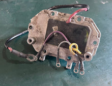 Charger l'image dans la galerie, 200 225 250 hp Johnson Evinrude 0584424 voltage regulator 584424-17fu-oa omc 275 300 hp
