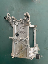 Cargar imagen en el visor de la galería, f 60 Yamaha 6C5-81822-00-00 STARTING MOTOR BRACKET 2014-2022 50 60 hp
