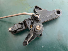 Cargar imagen en el visor de la galería, 40 30 50 60 hp Mercury EFI 822682 822682A4 THROTTLE LEVER 850162 SHIFT ROD 8259571 LEVER SHIFT
