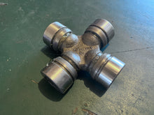 Charger l'image dans la galerie, Volvo Penta 853255-8 Universal Joint 853255 OMC Mercruiser sterndrive

