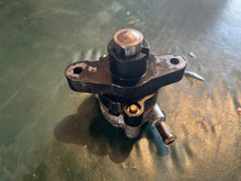Cargar imagen en el visor de la galería, sold local feb2026——F 115 100 90 80 hp Yamaha four stroke fuel pump
