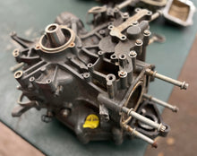 Cargar imagen en el visor de la galería, DF 25 Suzuki 11300-95850 CYLINDER BLOCK SET Twin V, 11110-95J00 HEAD, CYLINDER STBD - 11120-95J00 HEAD, CYLINDER PORT
