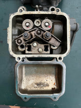 Cargar imagen en el visor de la galería, DF 25 Suzuki 11300-95850 CYLINDER BLOCK SET Twin V, 11110-95J00 HEAD, CYLINDER STBD - 11120-95J00 HEAD, CYLINDER PORT
