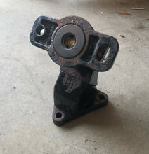 Charger l'image dans la galerie, 190 hp 4.3 Liter Mercruiser OEM part 806507 engine motor mount assembly
