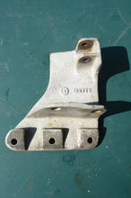 Load image into Gallery viewer, OMC Johnson &amp; Evinrude 1970-88 upper lifting lever bracket 122772
