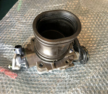 Cargar imagen en el visor de la galería, BF 225a Honda throttle body assy 16400-zy3-a01, spacer 16404-ZY3-000 , 17249-PY3-000 SPRING, AIR FLOW TUBE compatible 200 225
