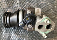 Cargar imagen en el visor de la galería, BF 225a Honda throttle body assy 16400-zy3-a01, spacer 16404-ZY3-000 , 17249-PY3-000 SPRING, AIR FLOW TUBE compatible 200 225
