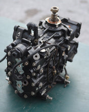 Cargar imagen en el visor de la galería, 50 60 40 HP Evinrude E-tec Long Block POWERHEAD 5005507 Cylinder Head two stroke 2005
