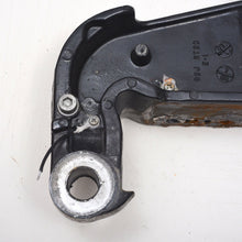 Charger l'image dans la galerie, DF 140 hp Suzuki 41121-92J04-0EP BRACKET, CLAMP PORT (BLACK)
