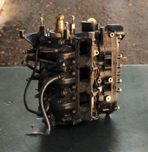 Cargar imagen en el visor de la galería, 25 Hp Johnson Evinrude 0435942  Cylinder &amp; Crankcase 435942 powerhead 3 Cylinder 97-03 - carbureted good compression
