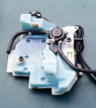 Cargar imagen en el visor de la galería, 25 30 20 15 hp Evinrude E-tec 5007184 FUEL LIFT PUMP Assembly, 5008994 OIL TANK 5008995, 5009036 PUMP &amp; MANIFOLD Assembly Two
