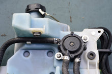 Cargar imagen en el visor de la galería, 25 30 20 15 hp Evinrude E-tec 5007184 FUEL LIFT PUMP Assembly, 5008994 OIL TANK 5008995, 5009036 PUMP &amp; MANIFOLD Assembly Two
