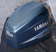Cargar imagen en el visor de la galería, 225 250 HP Yamaha HPDI Top Cowl cover, cowling Two Stroke 60V-42610-00-8D
