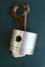 Load image into Gallery viewer, OMC Pistons (2) 3027P2, Wiseco Marine 3020KD, bore 3.0200-3.0210, 25, 28, 30 and 35 hp 2 cylinder two stroke johnson evinrude
