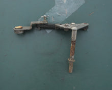 Load image into Gallery viewer, 40 50 60 75 90 hp Evinrude E-tec 5005238 05005238 Shift LEVER &amp; SHAFT Assy, 0331224 LINK Shift lever to shift arm Two Stroke
