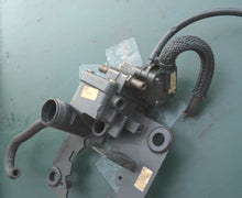 Load image into Gallery viewer, 90 100 115 150 175 hp Evinrude 0433352 433352 VAPOR PUMP,  0335385 COVER, 0340082 FUEL BRACKET V4 Two Stroke
