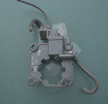 Load image into Gallery viewer, 90 100 115 150 175 hp Evinrude 0433352 433352 VAPOR PUMP,  0335385 COVER, 0340082 FUEL BRACKET V4 Two Stroke
