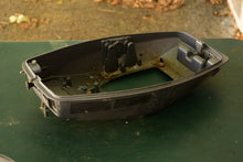 Charger l'image dans la galerie, 25 30 Hp Yamaha lower pan 689-W4271-00-EK BOTTOM COWLING, 25 hp two stroke
