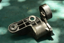 Cargar imagen en el visor de la galería, 135 150 175 hp Mercury Verado 885349T05 alternator BELT TENSIONER, 885349500 PULLEY
