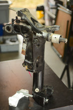 Cargar imagen en el visor de la galería, DF 25 hp Suzuki 43111-95J00-0EP SWIVEL BRACKET nla, 43750-95J00-0EP STEERING BRACKET nla, 2006 twin v four stroke
