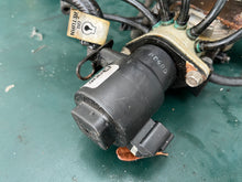 Load image into Gallery viewer, 200 225 250 hp Ficht Evinrude Oil Lift Pump 5001203 5001050 5001505 0439763 Bracket part 0344636, 344636 OiI injector &amp; Manif
