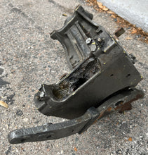 Cargar imagen en el visor de la galería, 70 60 hp OEM TOHATSU NISSAN SWIVEL BRACKET 3E0S623130 Steering Shaft 3B7S620101 Two Stroke
