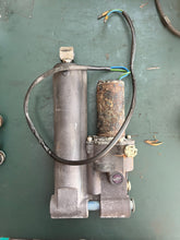 Cargar imagen en el visor de la galería, 50 40 30 hp Mercury Outboard PTT 206014 4 Power Trim Assembly 822344T14 822344T5 10 Tilt Two Stroke - TESTED
