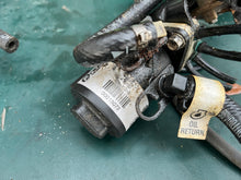 Load image into Gallery viewer, 200 225 250 hp Ficht Evinrude Oil Lift Pump 5001203 5001050 5001505 0439763 Bracket part 0344636, 344636 OiI injector &amp; Manif
