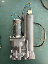 Cargar imagen en el visor de la galería, 50 40 30 hp Mercury Outboard PTT 206014 4 Power Trim Assembly 822344T14 822344T5 10 Tilt Two Stroke - TESTED
