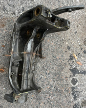 Cargar imagen en el visor de la galería, 70 60 hp OEM TOHATSU NISSAN SWIVEL BRACKET 3E0S623130 Steering Shaft 3B7S620101 Two Stroke
